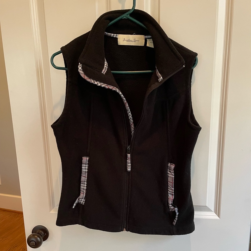 EUC Women’s black fleece vest with plaid detail size Medium